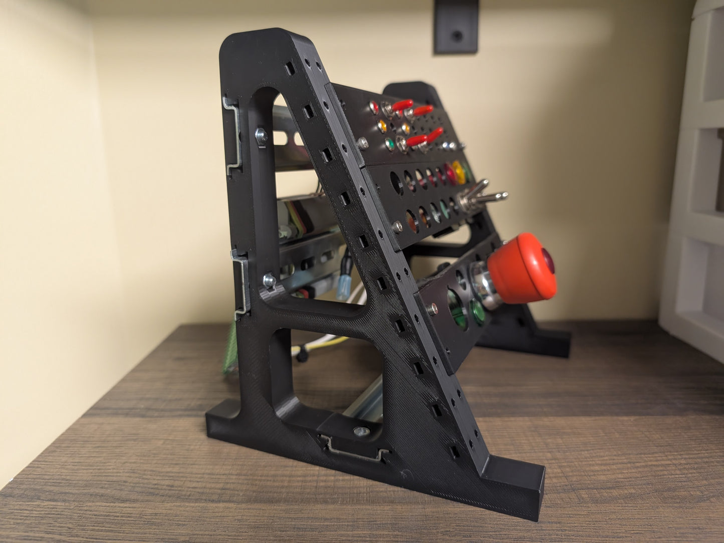 Desktop Operator DIN Rail Stand: Full Kit