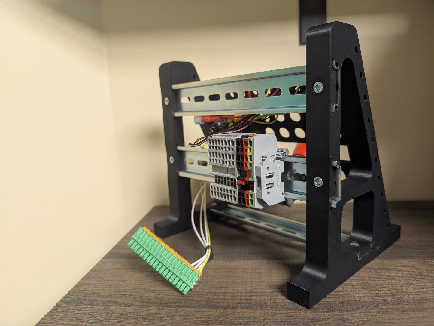 Desktop Operator DIN Rail Stand: Full Kit